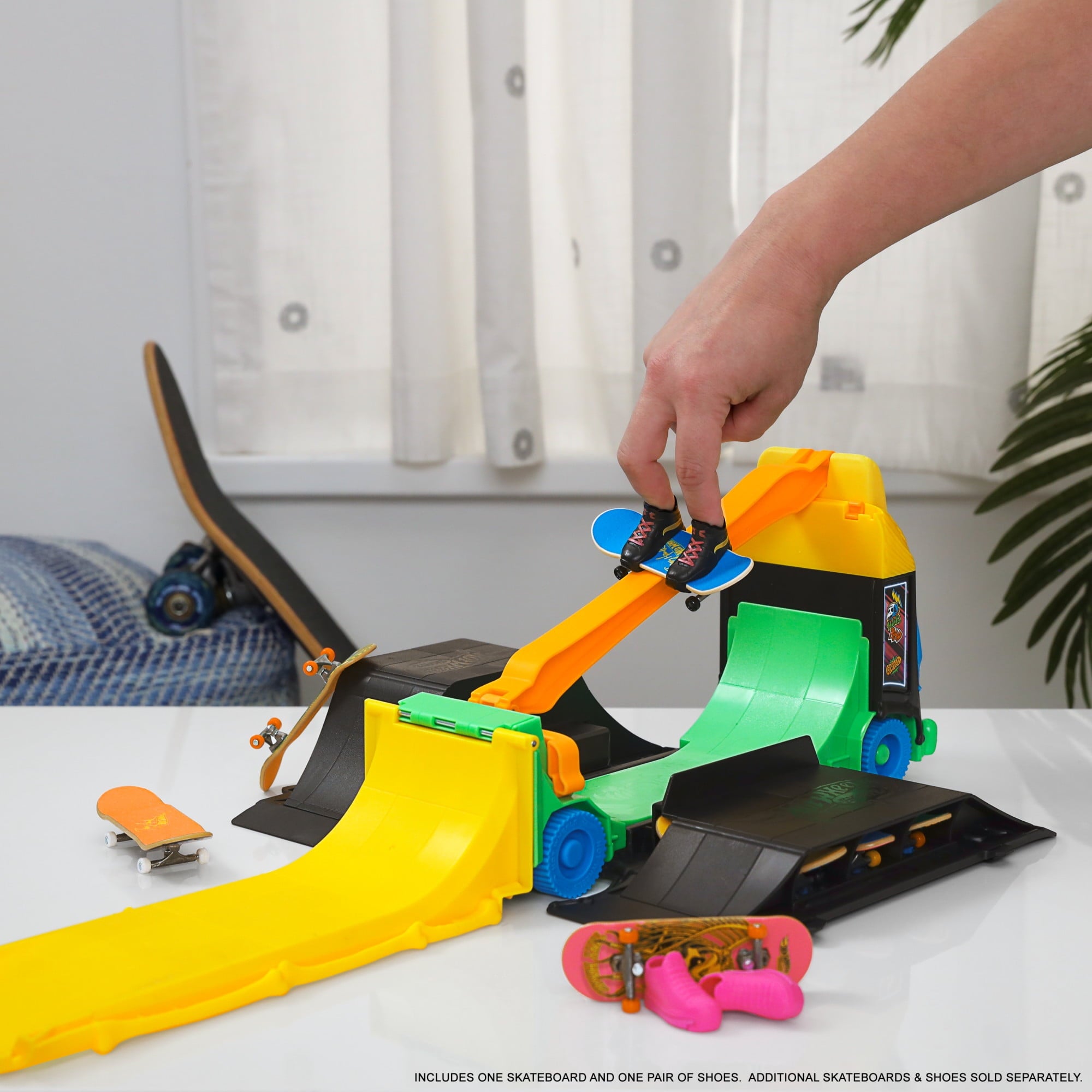 Hot Wheels Skate Tony Hawk Transforming Skate Bus with 1 Exclusive