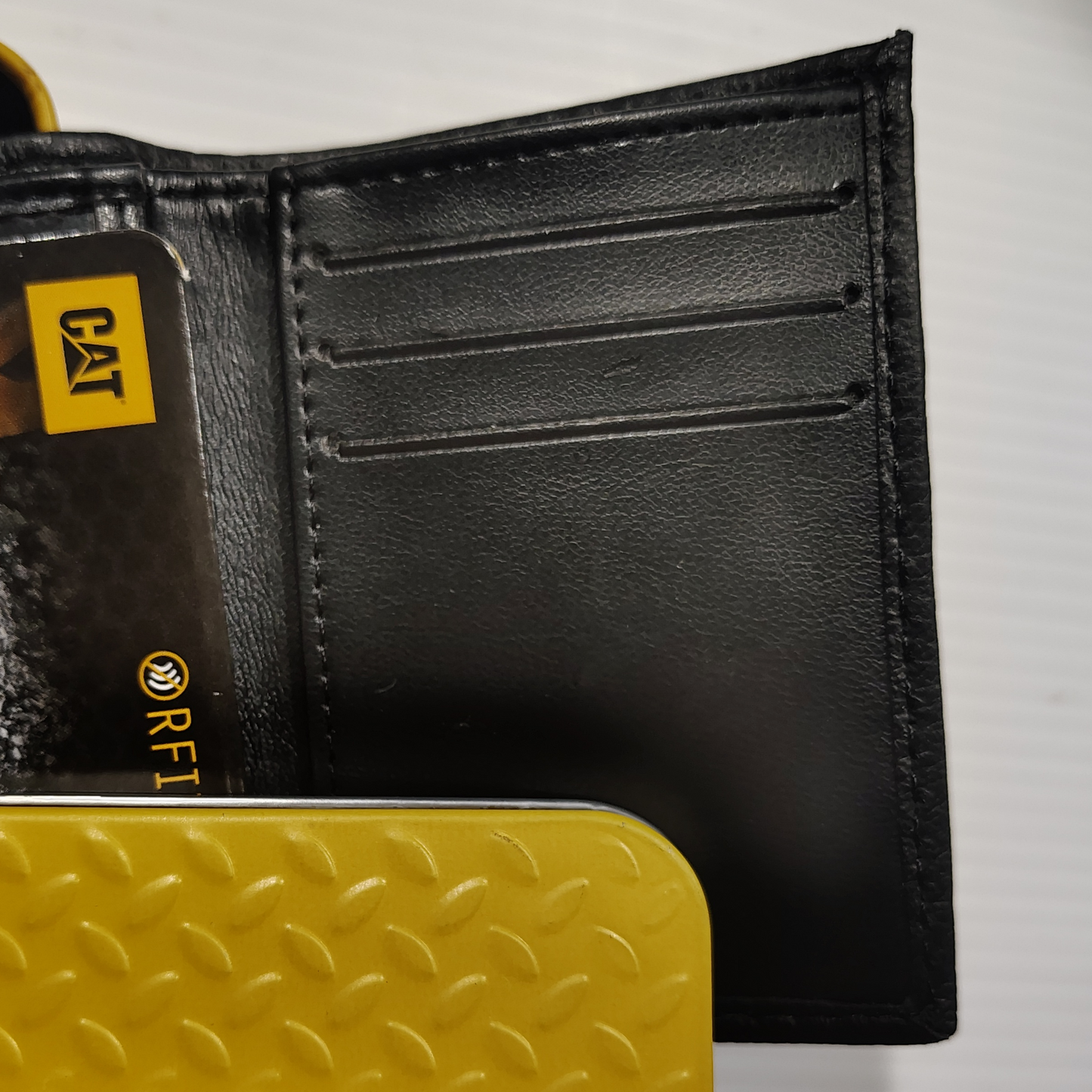 CAT Caterpillar Mens GENUINE LEATHER RFID Trifold Wallet Black with Tin.  NEW!