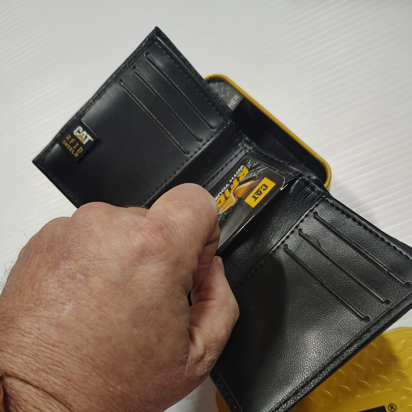 CAT Caterpillar Mens GENUINE LEATHER RFID Trifold Wallet Black with Tin.  NEW!