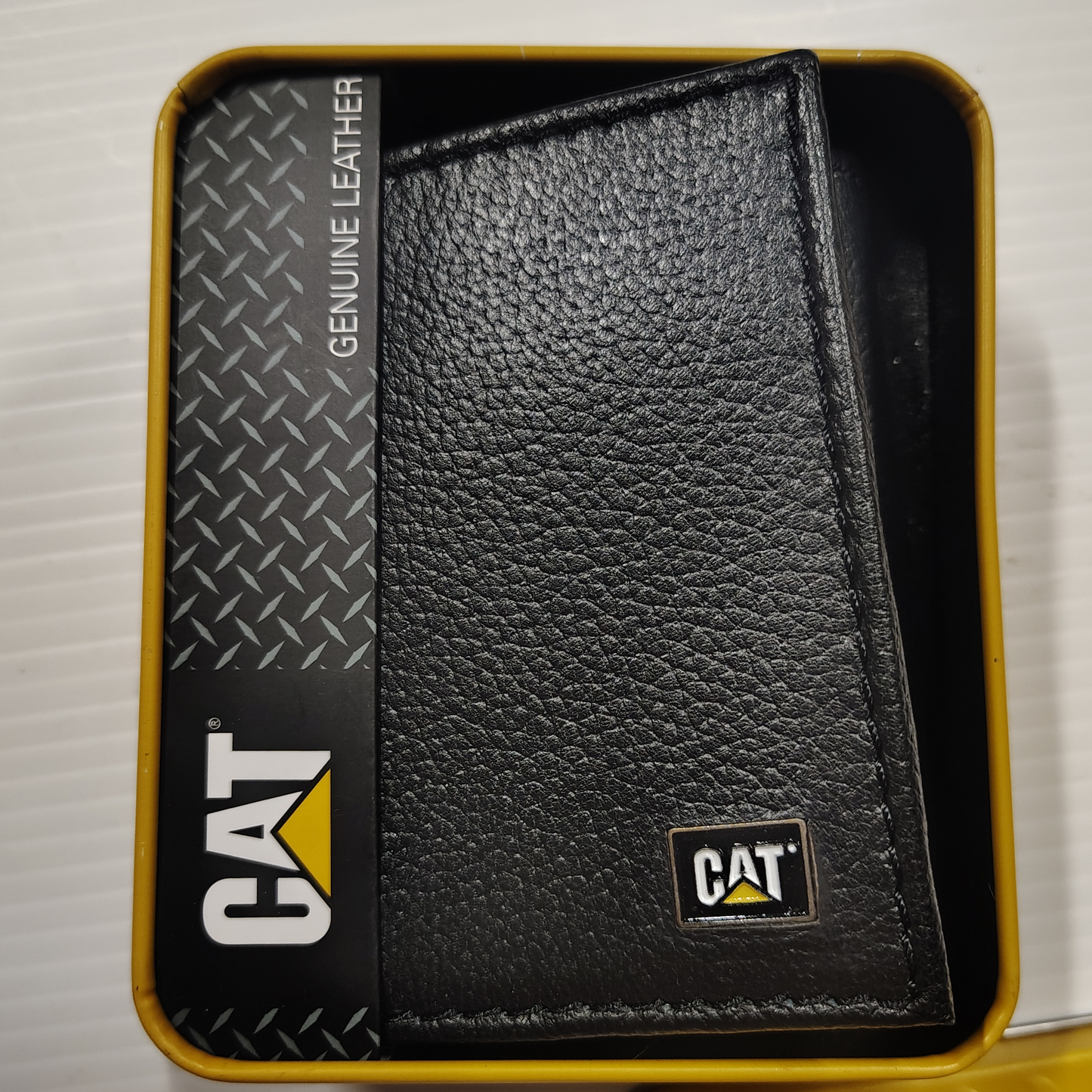 CAT Caterpillar Mens GENUINE LEATHER RFID Trifold Wallet Black with Tin.  NEW!